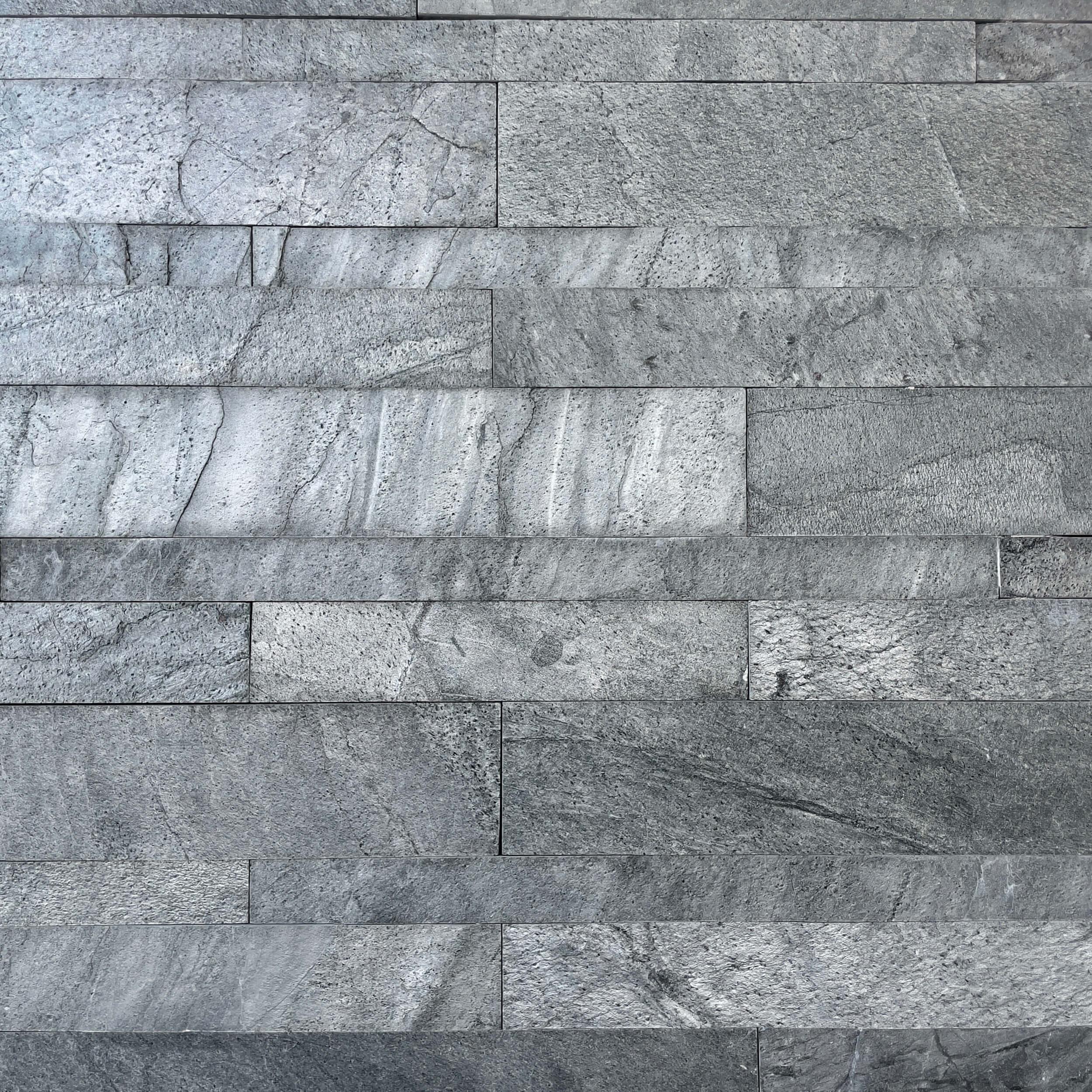 Wandverkleidung aus Titan-Quarzit, grau | Oberfläche: allseitig naturbelassen, gesägte Kanten | Längen: 40 bis 80 cm | Höhen: 5-8-12 cm | Stärke: 1,2 cm | Gewicht: 41 kg/m²